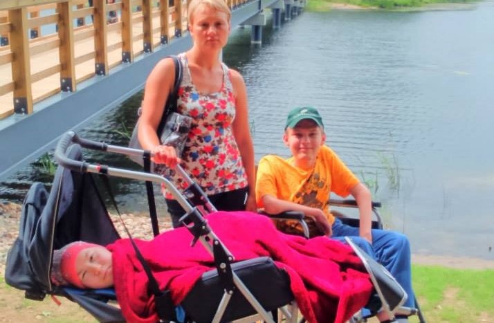 “Zaļā lampa”: brālim un māsai no Alūksnes vajadzīga palīdzība rehabilitācijas apmaksai