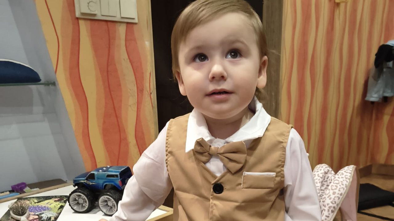 Zaļā lampa: 1,9 gadus vecajam Ernestam no Jelgavas ir nepieciešama operācija Beļģijā, lai glābtu kājiņu